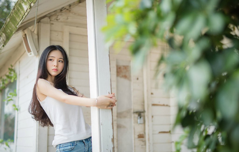 快乐是一只执着的飞鸟。他不随便停住在别人的窗容，也不轻易露出笑脸，只要你能把心打开，快乐将围绕在你身旁